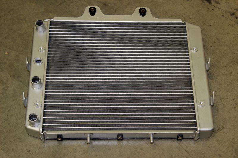 радиатор системы охлаждения (масляный радиатор сзади)