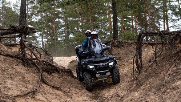 квадроцикл cf moto cforce 600 на лесной дороге